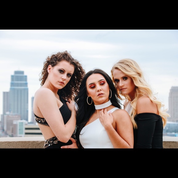 Meet your posher, Hailey - Picture 4 of 5